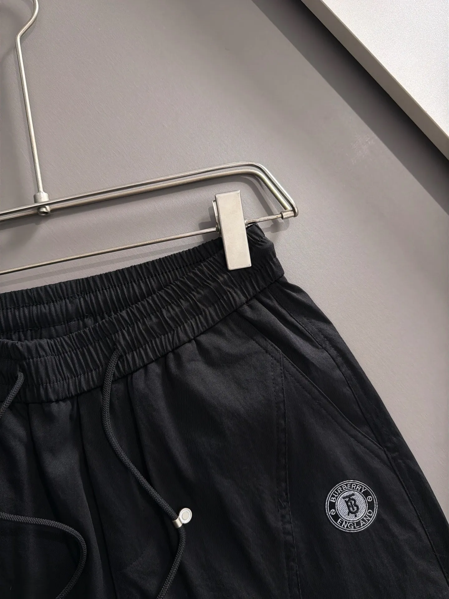 Burberry's 2026 spring and summer New Arrival elasticated casual shorts, made from counter-customized fabrics, Breathable, high comfort, impeccable details, brand element design concept, reflecting high quality. It feels delicate and soft! It presents a casual cut and the upper body shape is great! Sizes:S-2XL